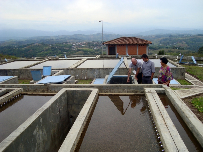 Funcionario del Ministerio de Agua y Saneamiento a la Planta de Mondomo