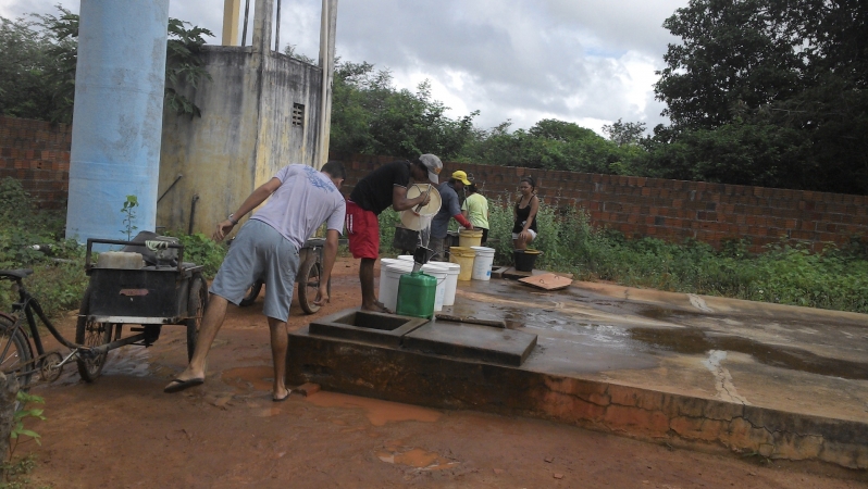 Residentes de Cascavel buscando agua en la cisterna publica 1