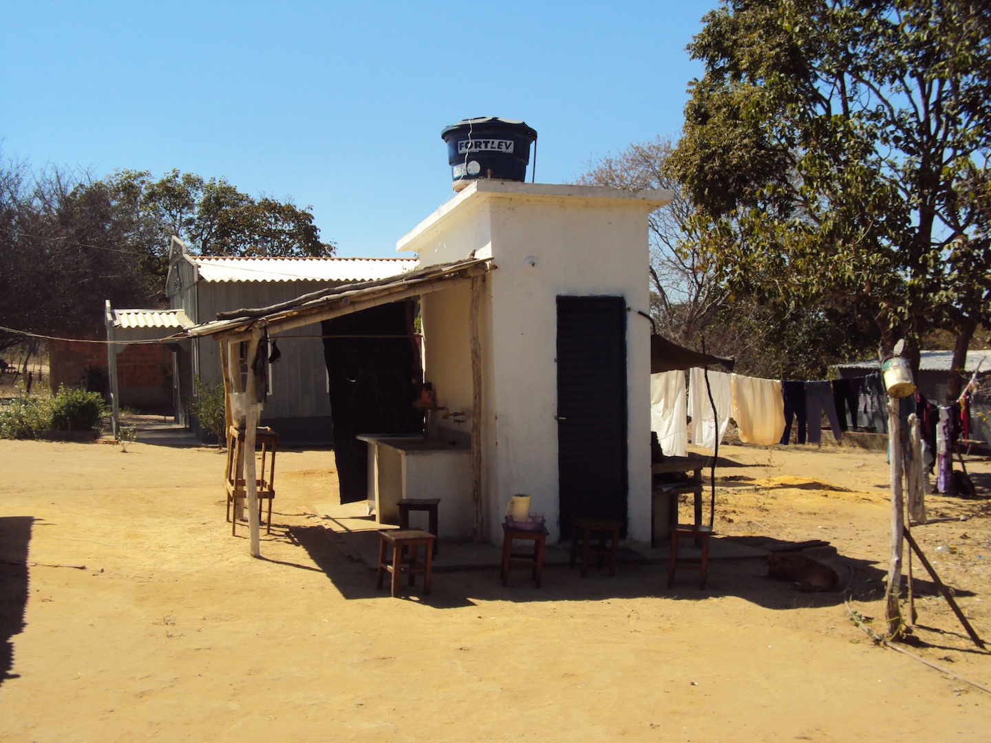 Tanque de agua construída por FUNASA, comunidad de Lagedo, São Francisco, MG