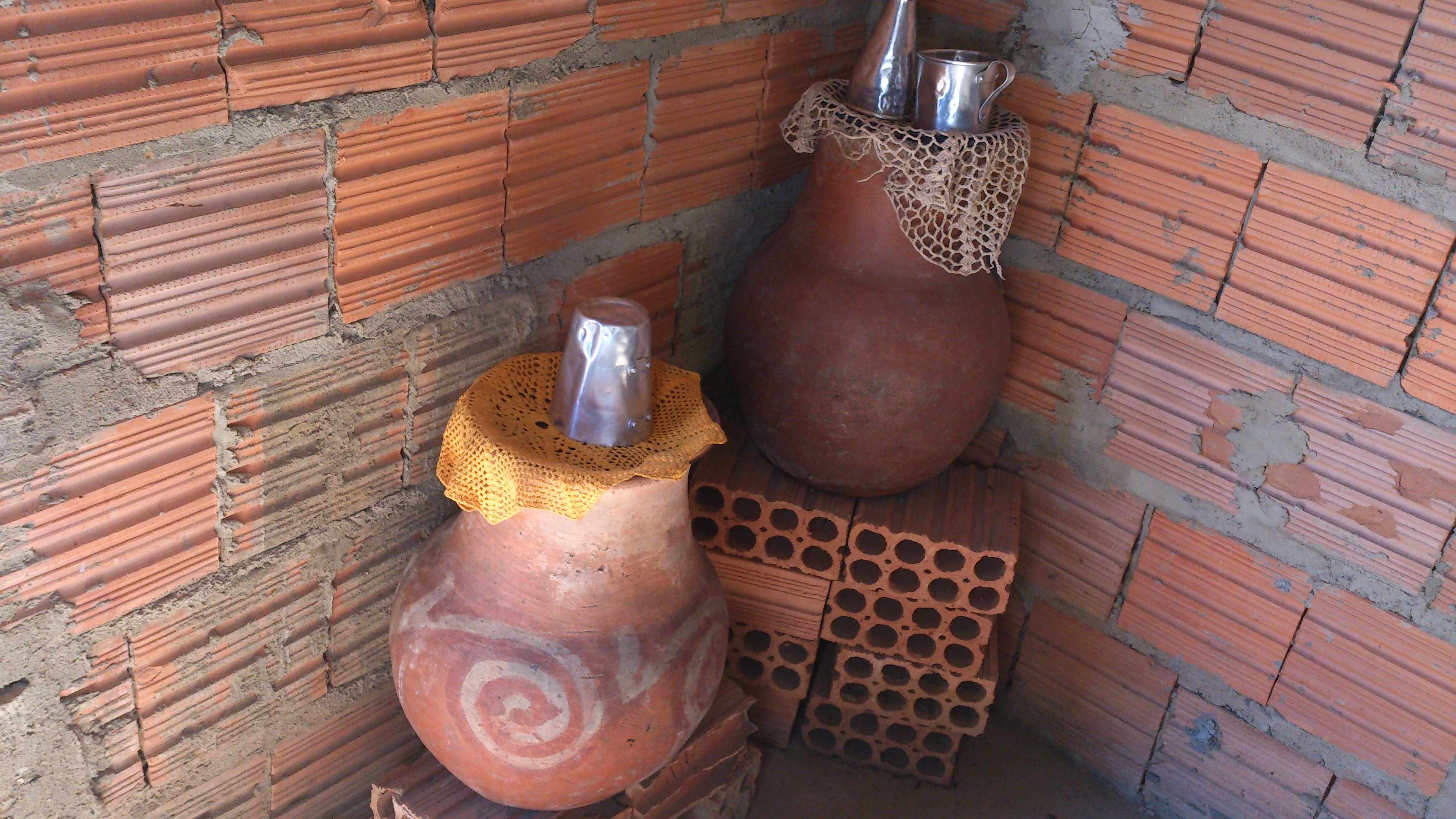 Potes de barro para agua de beber, comunidad de Lagedo, São Francisco, MG