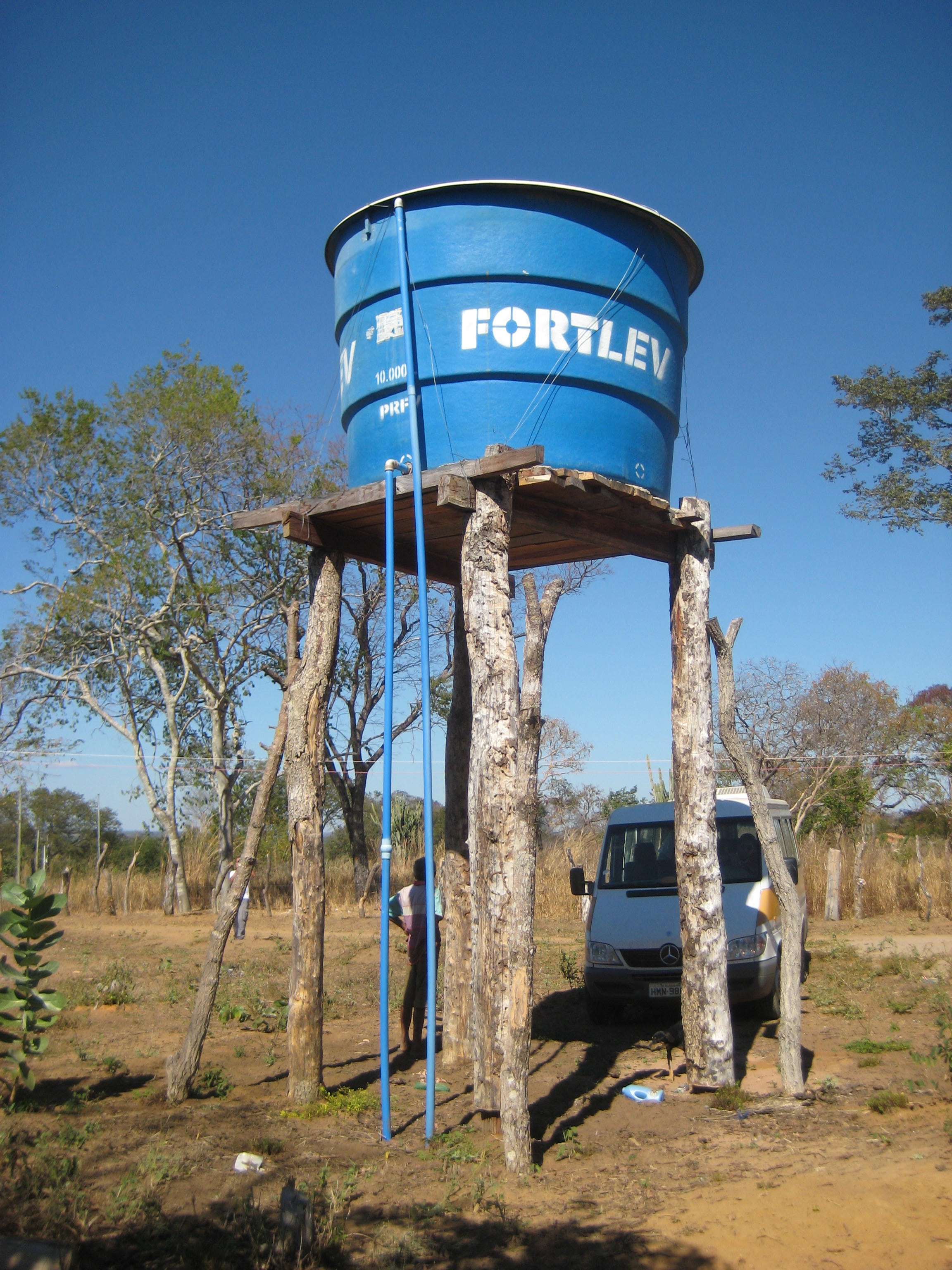 Tanque de agua para distribución colectiva, comunidad de Lagedo, São Francisco, MG