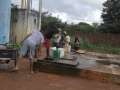 Moradores de Cascavél buscando água na cisterna pública 1
